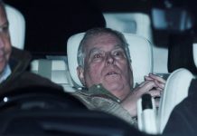 Polícia segue com buscas em mansão, após libertar ex-príncipe Andrew policia-segue-com-buscas-em-mansao,-apos-libertar-ex-principe-andrew