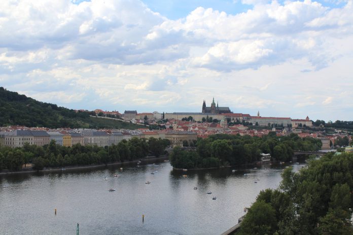 saiba-o-que-fazer-em-praga,-cidade-que-encanta-pela-historia,-cultura-e-paisagens