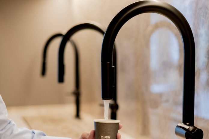 oferecer-agua-potavel,-o-que-alguns-hoteis-ja-fazem,-pode-virar-obrigatorio-por-lei