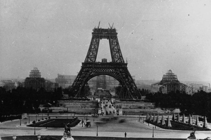 torre-eiffel-completa-137-anos,-e-ia-recria-sua-construcao-historica