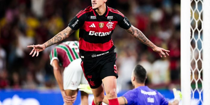 com-dois-gols-de-pedro,-flamengo-vence-fluminense-pelo-brasileirao com-dois-gols-de-pedro,-flamengo-vence-fluminense-pelo-brasileirao