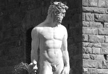 Turista é multada em R$ 29 mil após tentar tocar pênis de estátua na Itália turista-e-multada-em-r$-29-mil-apos-tentar-tocar-penis-de-estatua-na-italia