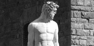 Turista é multada em R$ 29 mil após tentar tocar pênis de estátua na Itália turista-e-multada-em-r$-29-mil-apos-tentar-tocar-penis-de-estatua-na-italia