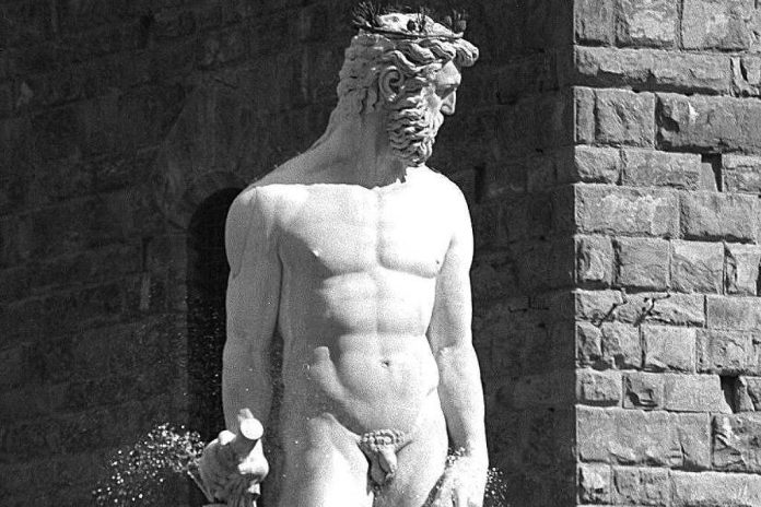 turista-e-multada-em-r$-29-mil-apos-tentar-tocar-penis-de-estatua-na-italia