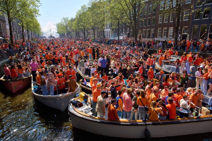 o-que-e-o-dia-do-rei,-que-ha-141-anos-leva-multidoes-as-ruas-de-amsterda