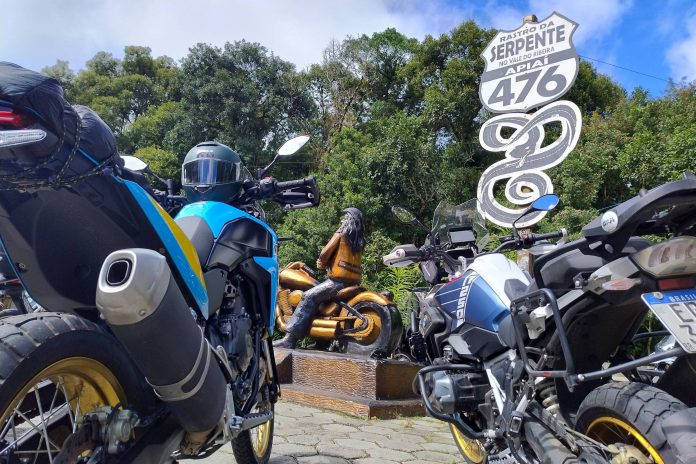 serra-da-graciosa-faz-sucesso-entre-motociclistas,-que-levam-maquinas-no-trem