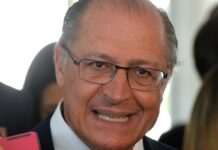 É factoide do clã Bolsonaro para desviar do caso Master, diz Alckmin e-factoide-do-cla-bolsonaro-para-desviar-do-caso-master,-diz-alckmin